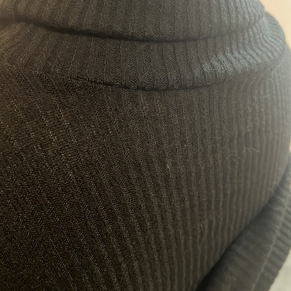 Women’s M black turtleneck with gold accent buttons on the wrist - Picture 8 of 9